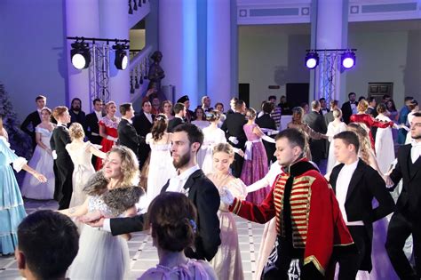 Выбор костюма для участия в бале