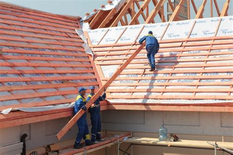 Как укладывать ветрозащиту на крышу: выбор стороны начала