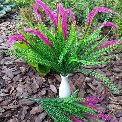 Комбинируйте папоротник с темно-синими цветами