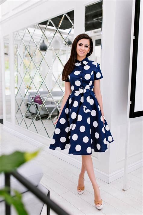 Красный акцент: красные туфли и синее платье в горошек