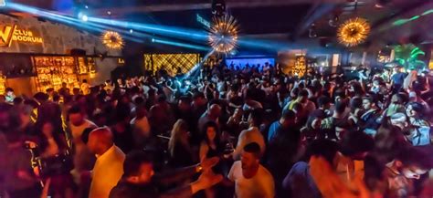 Найдите категорию "Бары и ночные клубы"