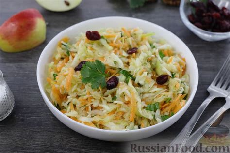 Пикантный капустный салат с яблоками