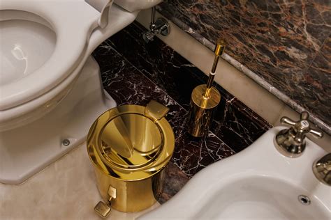 Повторите три раза "Ханако Кун, Ханако Кун, Ханако Кун" у входа в туалет