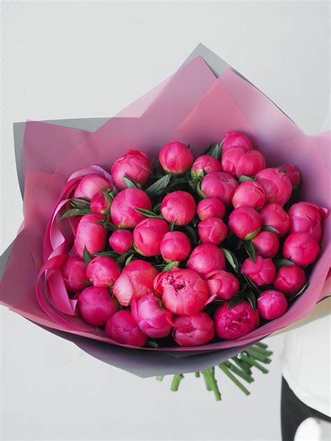 Романтический шарм: магнолия и пионы в букете