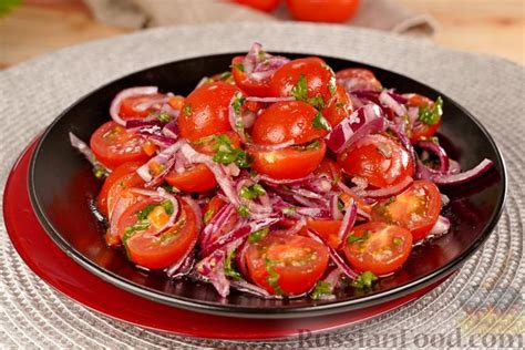 Салат с луком и зеленью