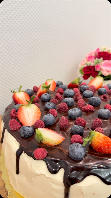 Сочетание апельсина с ягодами в безе: наслаждение в каждом кусочке