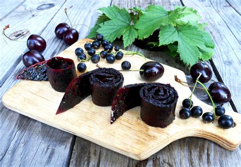 Сочетание черной смородины и семи ягод в торте