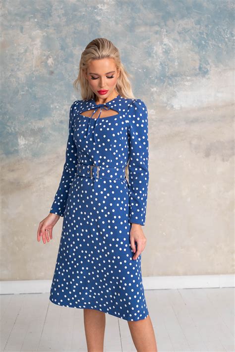 Стили обуви для синего платья в горошек