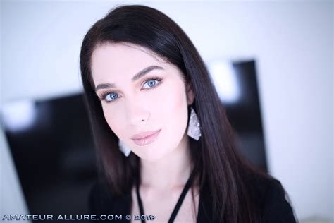 Эвелин Клэр Социальные сети
