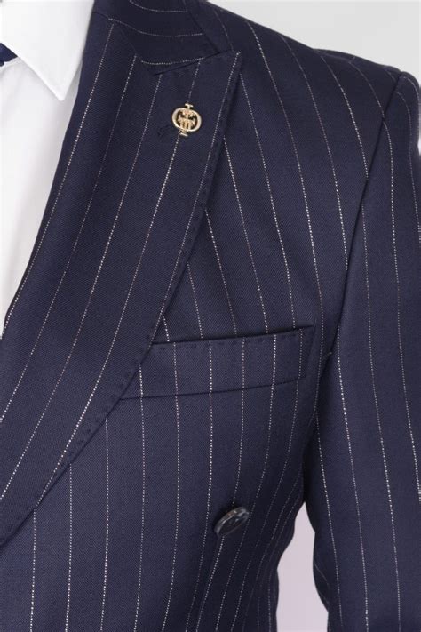 Элегантная черная альтернатива в виде костюма в полоску