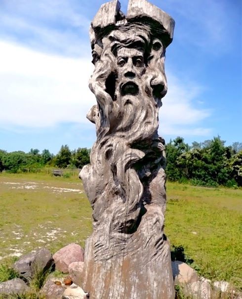Деревянный идол Святовита на острове Рюген - На острове Рюгене Святовит являл собой идола о четырёх головах: одна находилась спереди, другая сзади, а ещё две смотрели по сторонам
