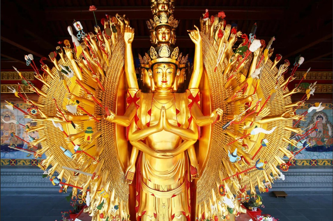 Авалокитешвара хотел помочь всем живым существам, поэтому у него выросли 1000 рук