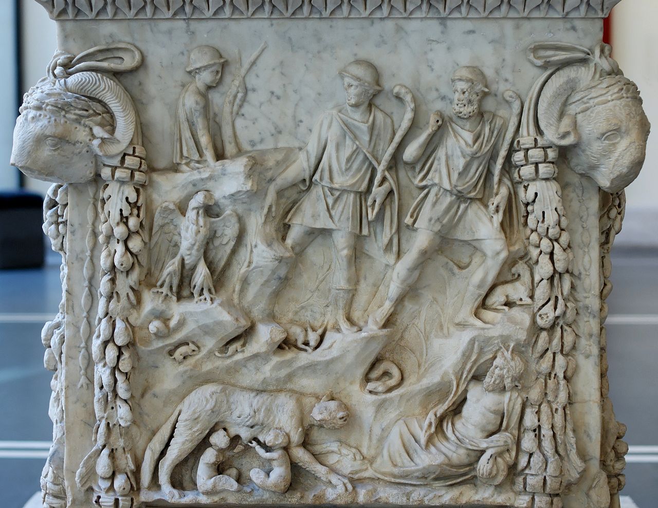 Римская мифология: Ромул и Рем, Луперкал, Тибр и Палатин на рельефе пьедестала, датируемого правлением Траяна (98—117 н. э.)